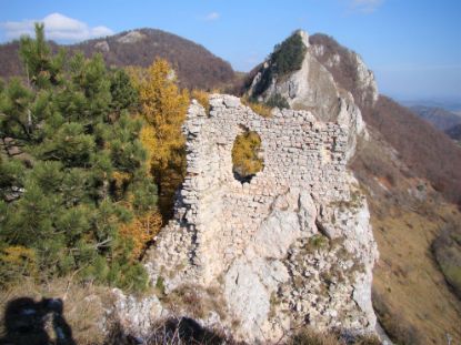Obrázek zříceniny Lednica a Vršatec